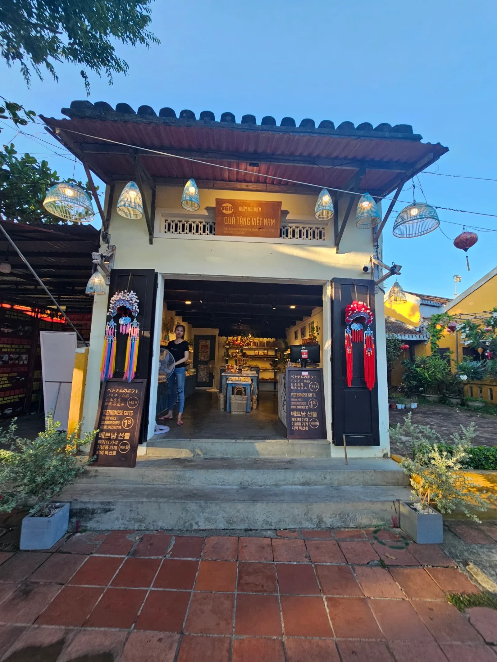 Cửa hàng quà tặng : socola, trà và cà phê Hội An – TGIF in Hoi An, specialty coffee roaster