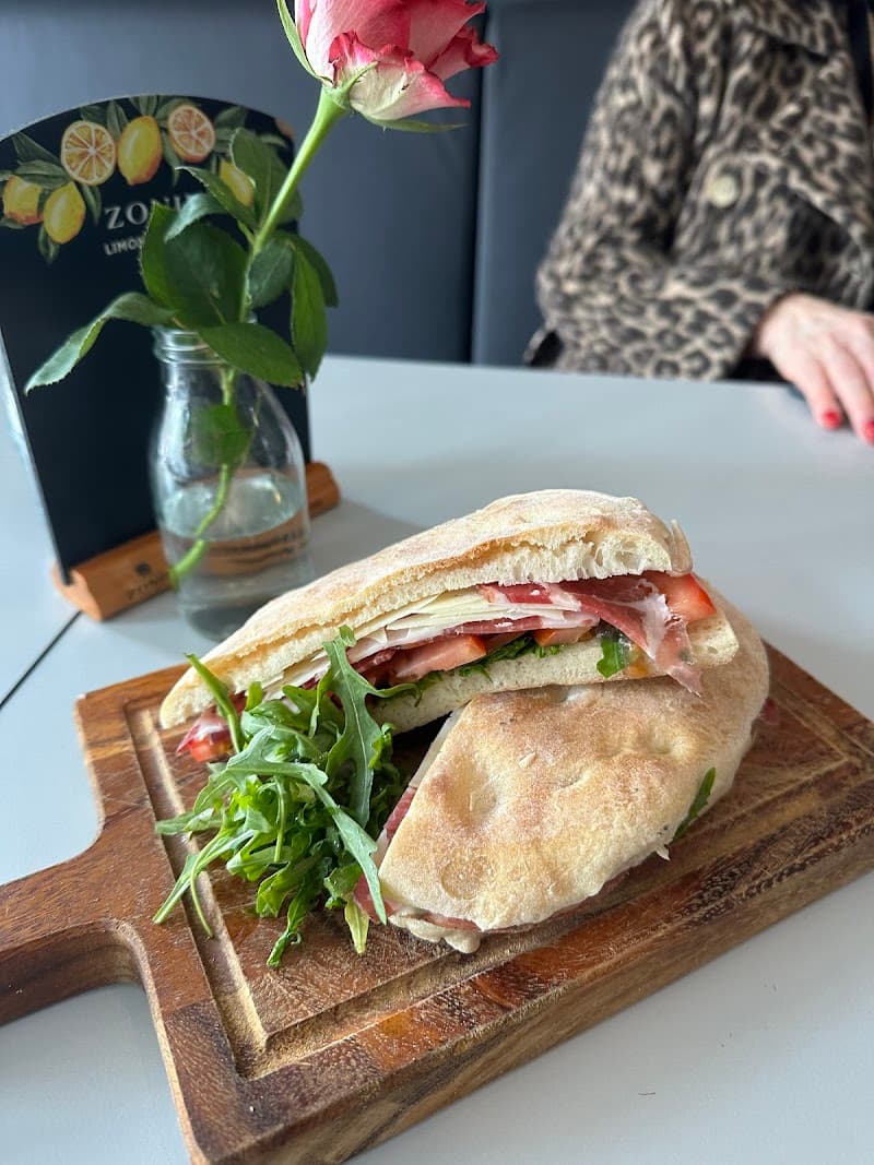 Delizia in London, specialty coffee cafe