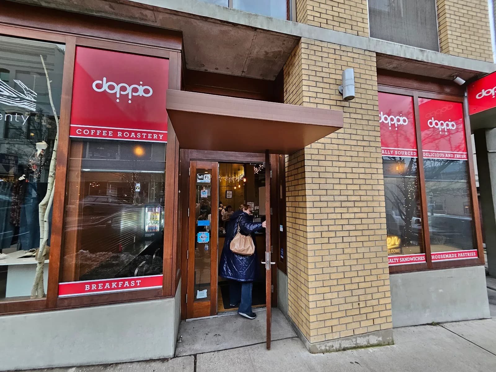 Doppio Coffee in Hood River, specialty coffee cafe