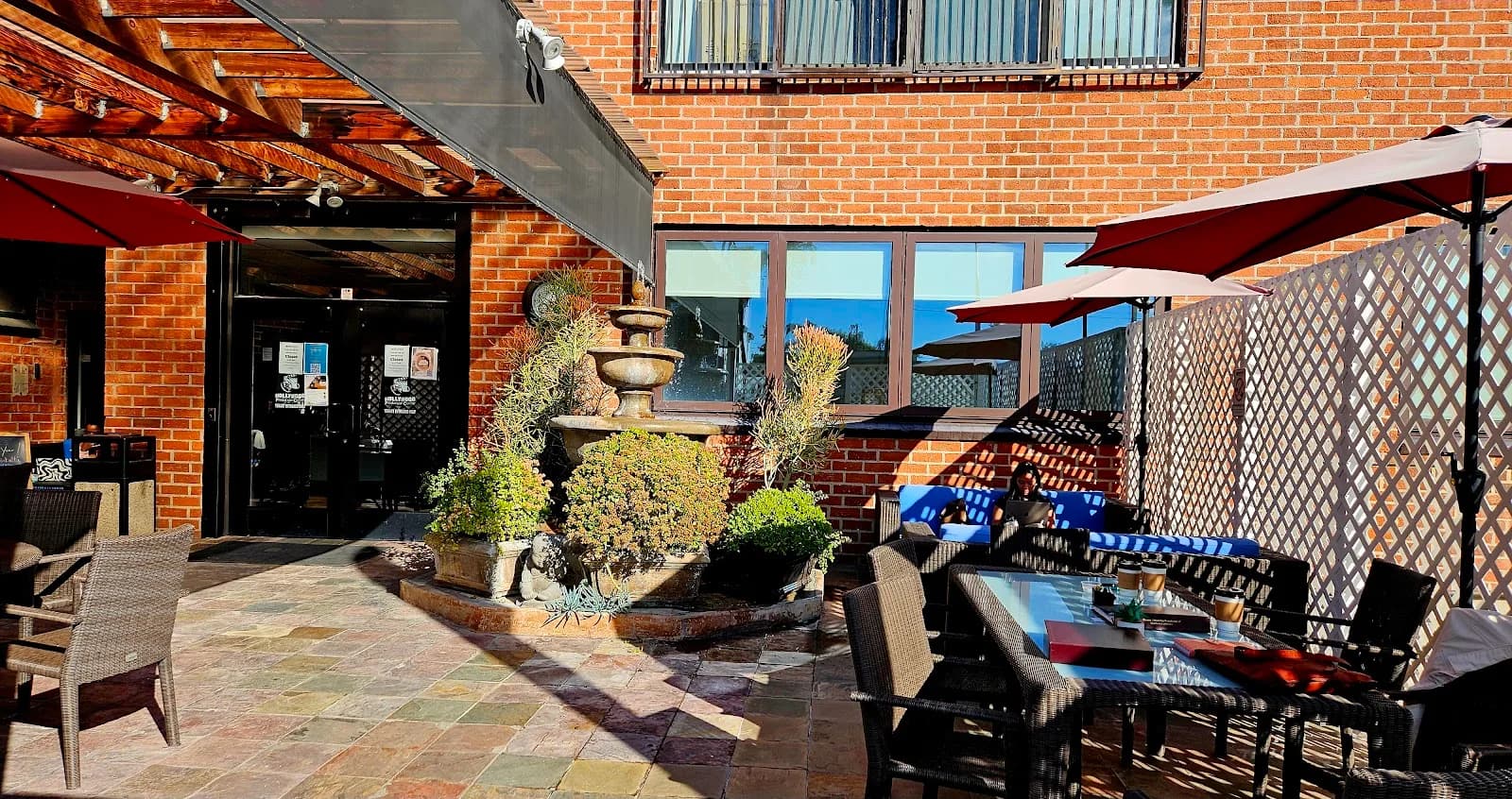 Duke's Cafe in Los Angeles, specialty coffee cafe