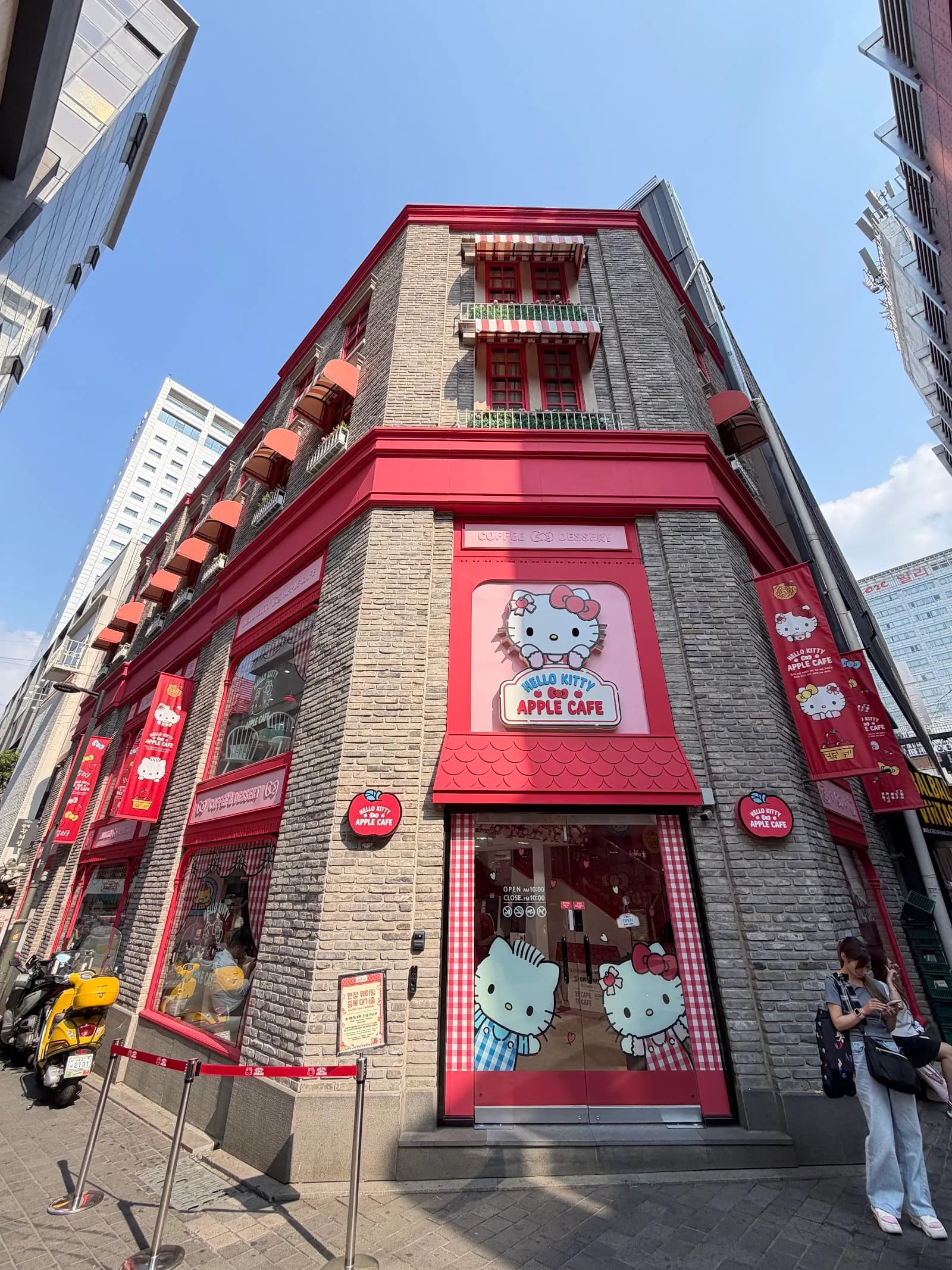 Hello Kitty Apple Cafe in Seoul, specialty coffee cafe