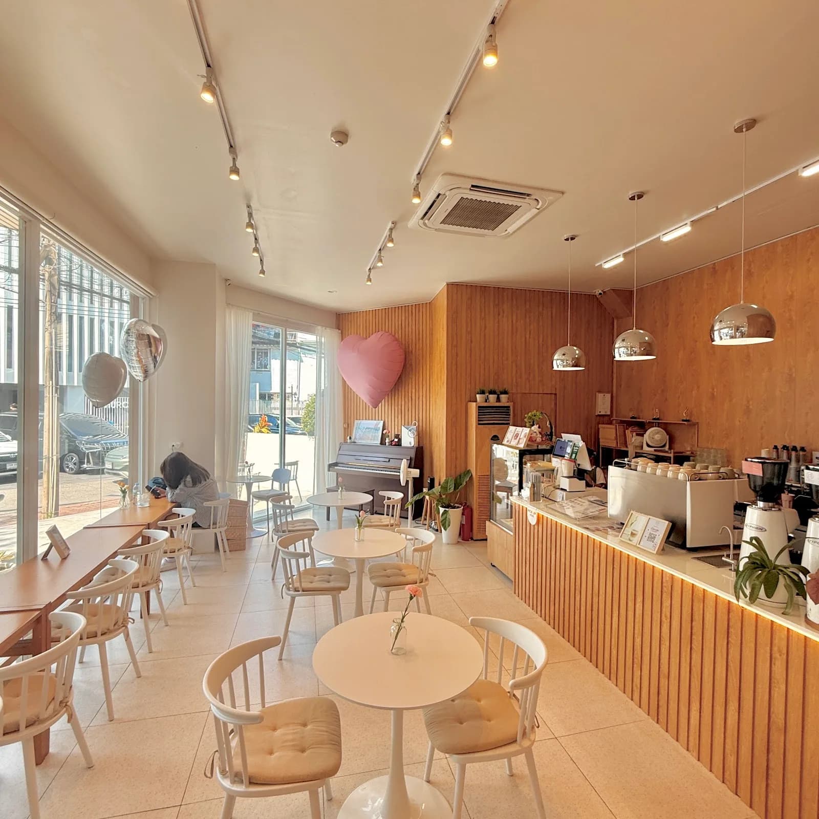 Little White Daily (Cafe, Coffee Shop and Easy Dining)) in Bangkok, specialty coffee cafe
