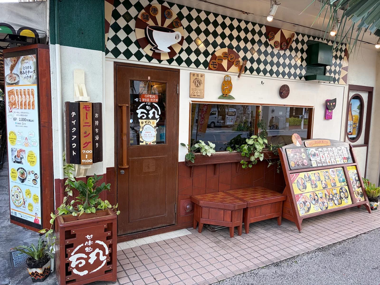 Manmaru Cafe in Naha, specialty coffee cafe