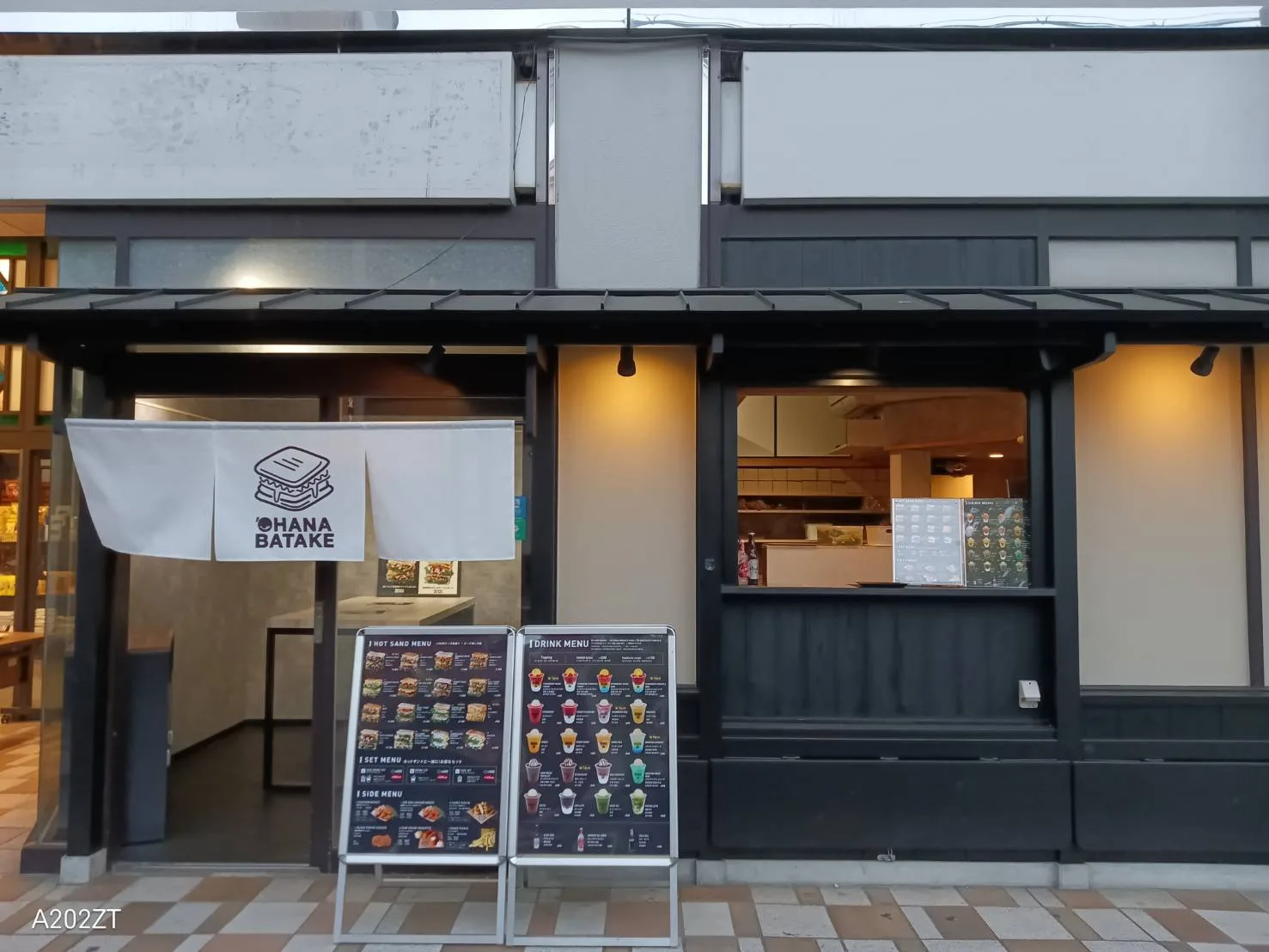 ホットサンド専門店'OHANABATAKE京都駅店 in Kyoto, specialty coffee cafe